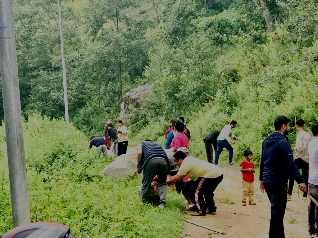 हतुवागढीमा श्रमदानमार्फत सडक मर्मत